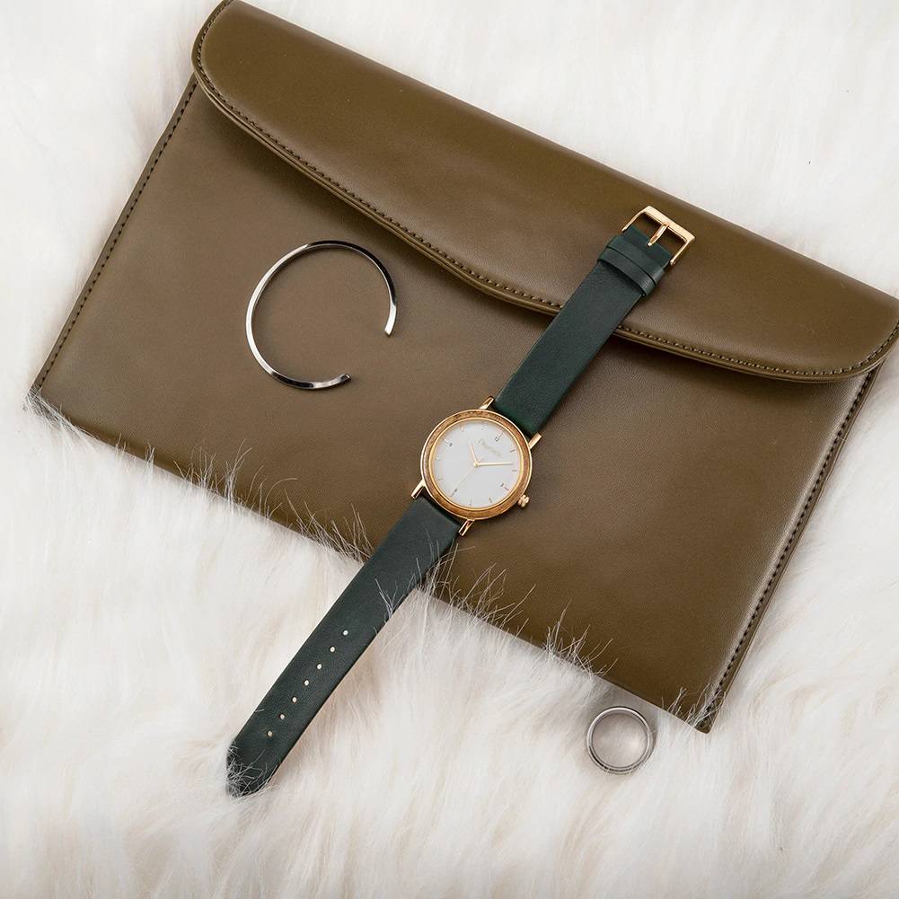drewniany-zegarek-niwatch-classic-zielony-lezy-na-portfelu-w-kolorze-khaki